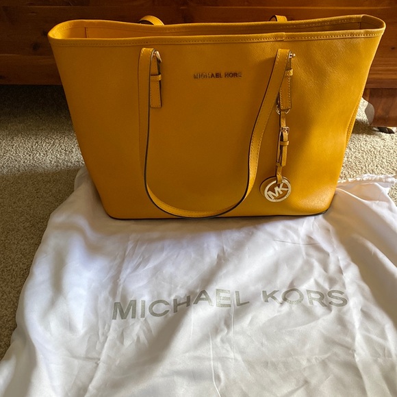 Michael Kors tote - Picture 4 of 5